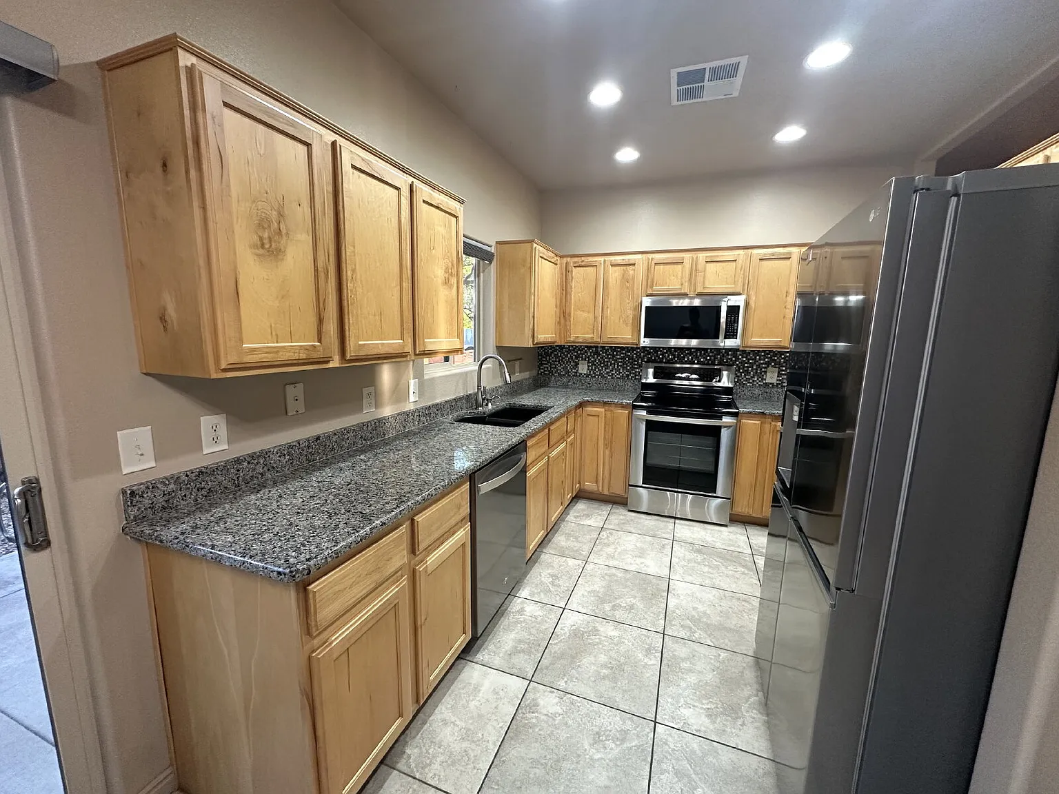 3 bed, 2.0 bath, 1263 sqft, $1,675 — Photo 2
