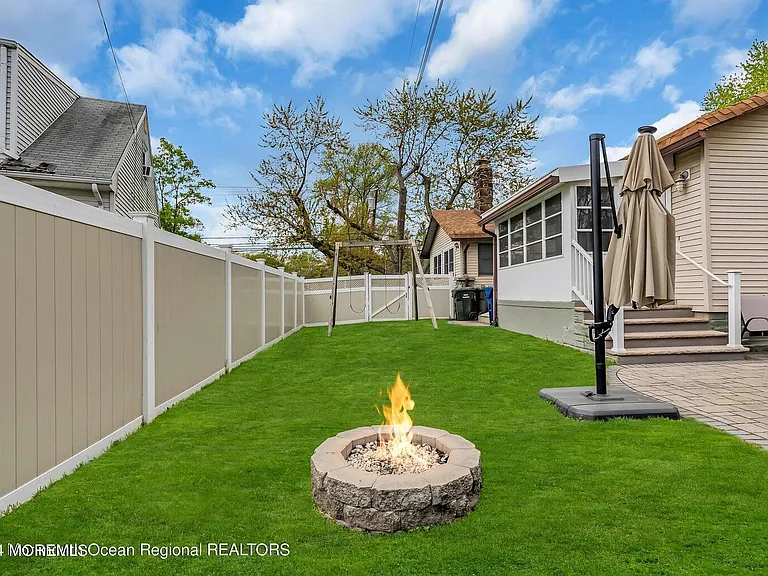 515 Monmouth Rd — Photo 25