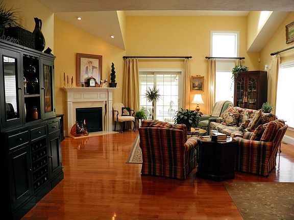 Family room w/skylights 