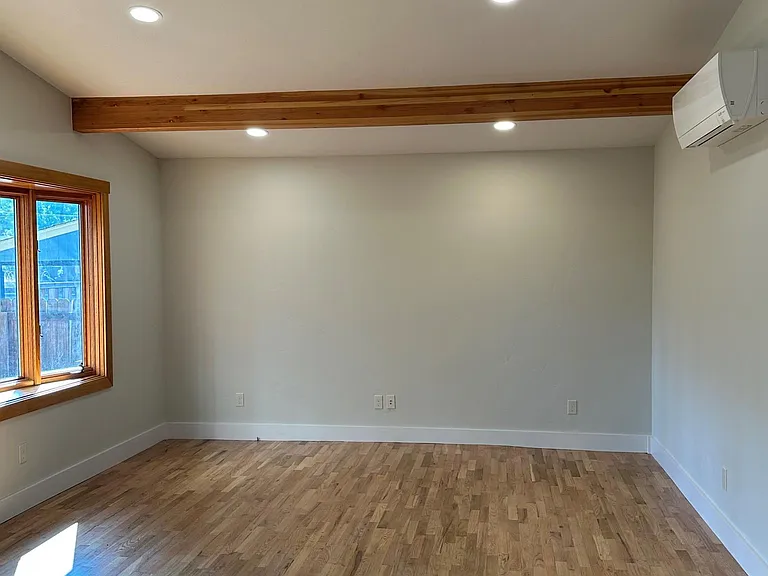 624 NE Olney Ave — Photo 8
