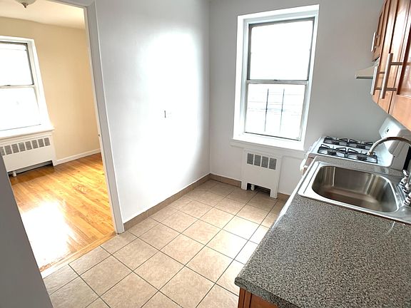 3rd image of 14463 35th Ave APT 4L