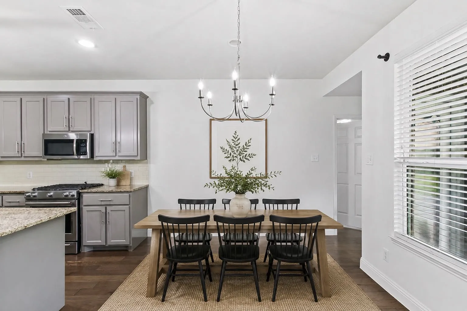 5 bed, 3281 sqft, $3,950 — Photo 3