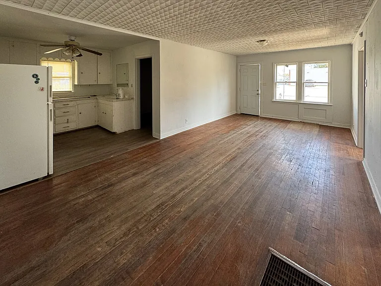 515 N Hough Ave — Photo 4