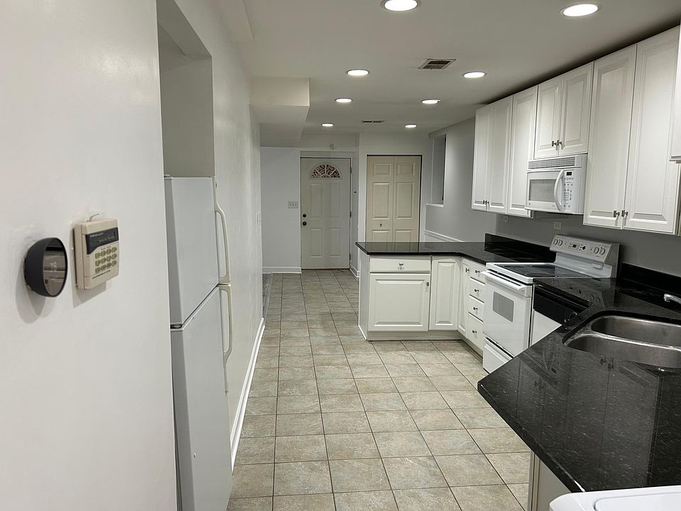 1st image of 3711 N Lakewood Ave #1