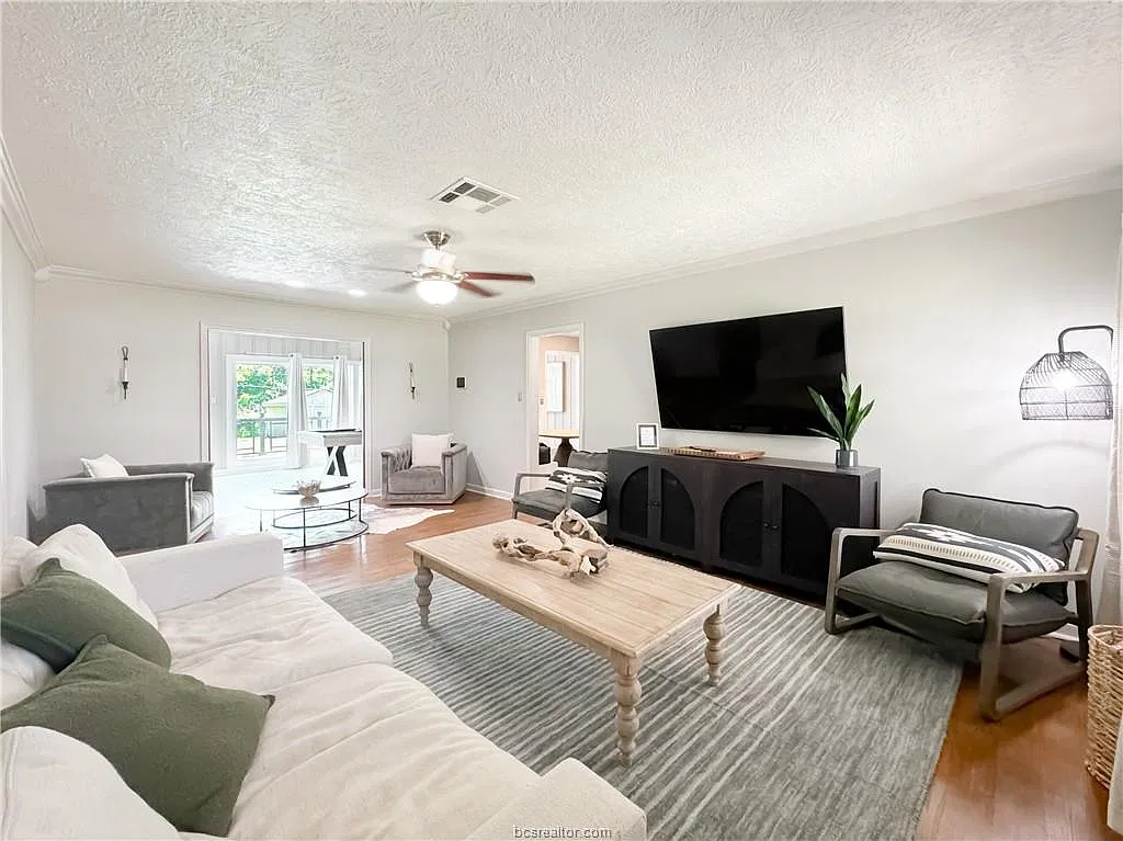 3 bed, 1800 sqft, $2,999 — Photo 4