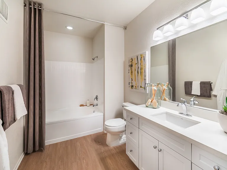 Las Flores Apartment Homes — Photo 29