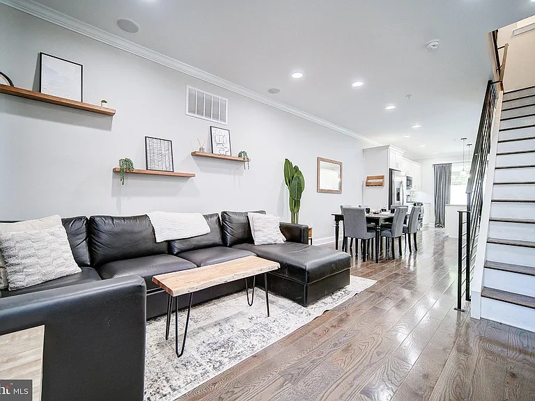 1513 S Lambert St — Photo 1