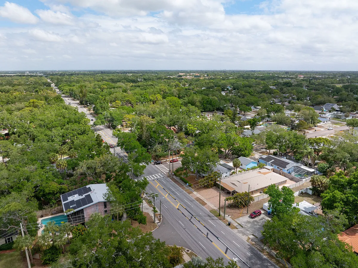 Aerial View of area - 2121 Park St N