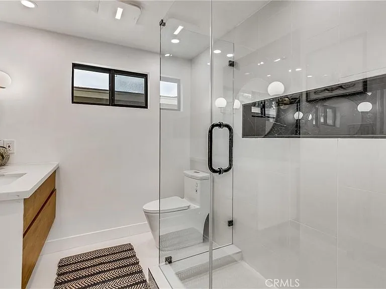 335 University Dr — Photo 15