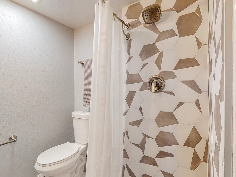 837 Adams St NE — Photo 36