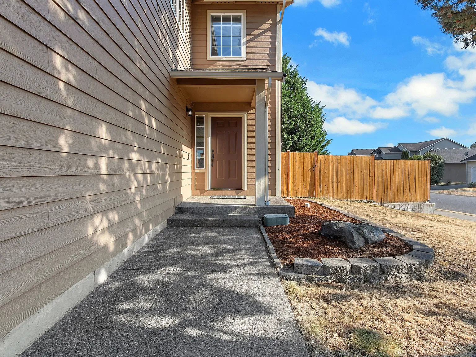 5 bed, 2466 sqft, $3,200 — Photo 1