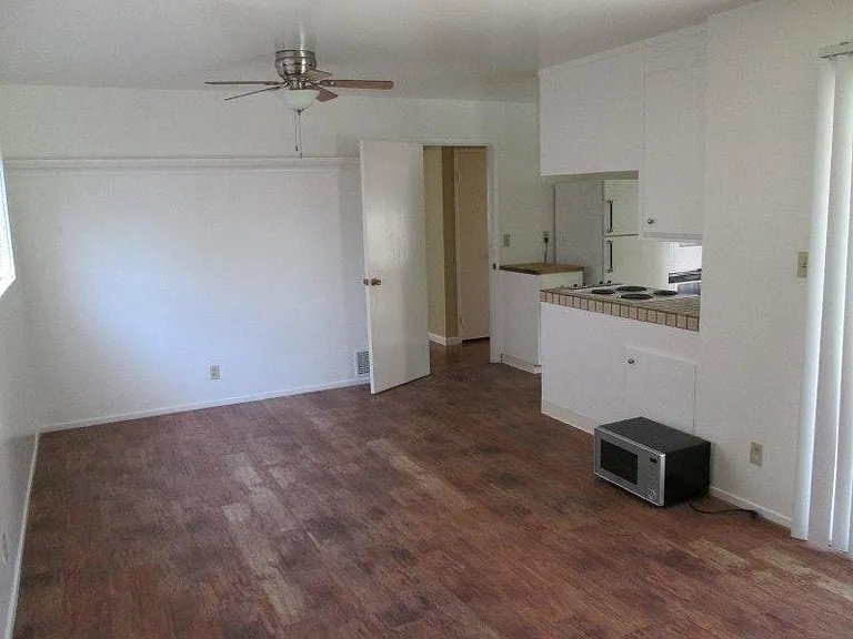 1288 Collins Ln — Photo 3