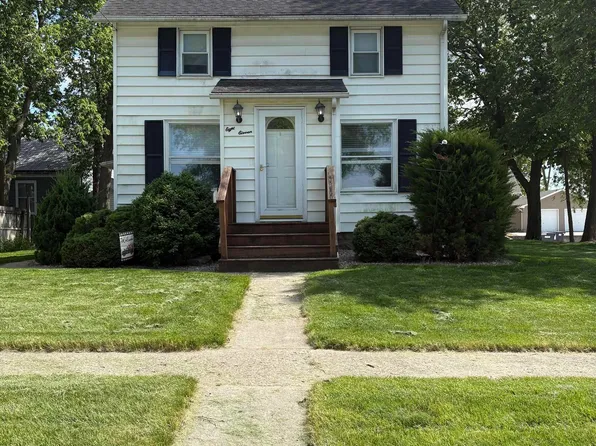 811 1st Ave N, Clear Lake, IA 50428