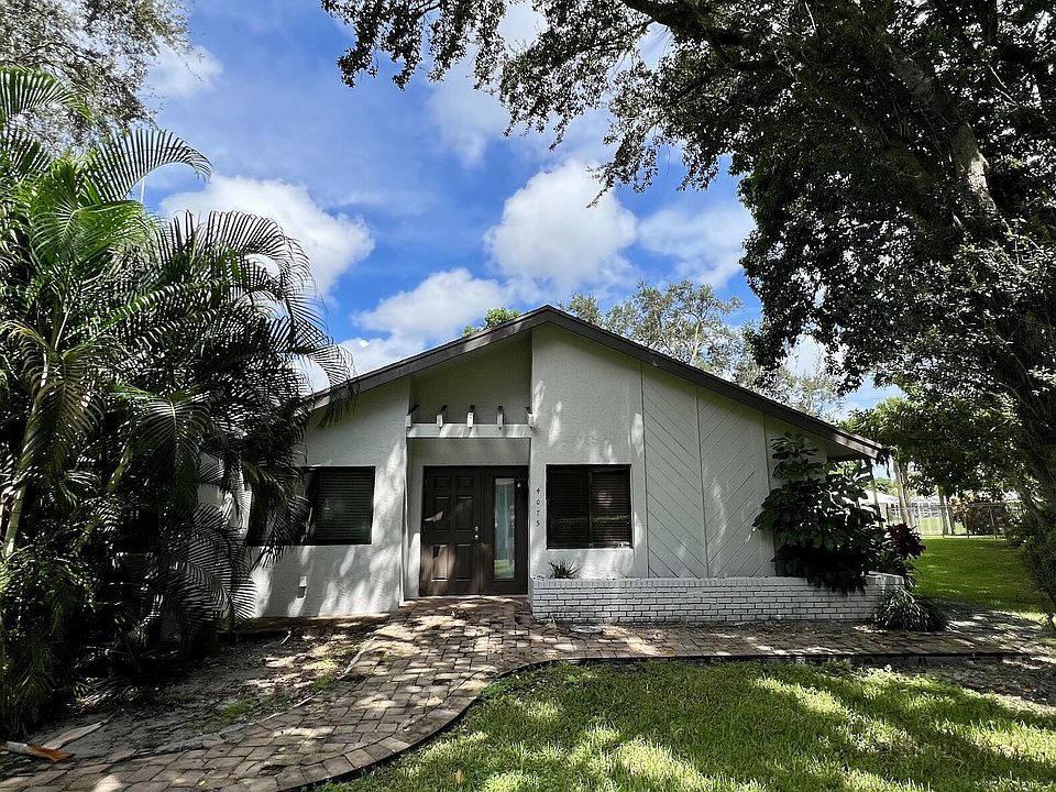 1st image of 4075 Palm Forest Dr N