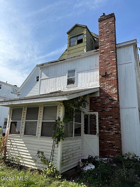 4th image of 1005 Congress Street