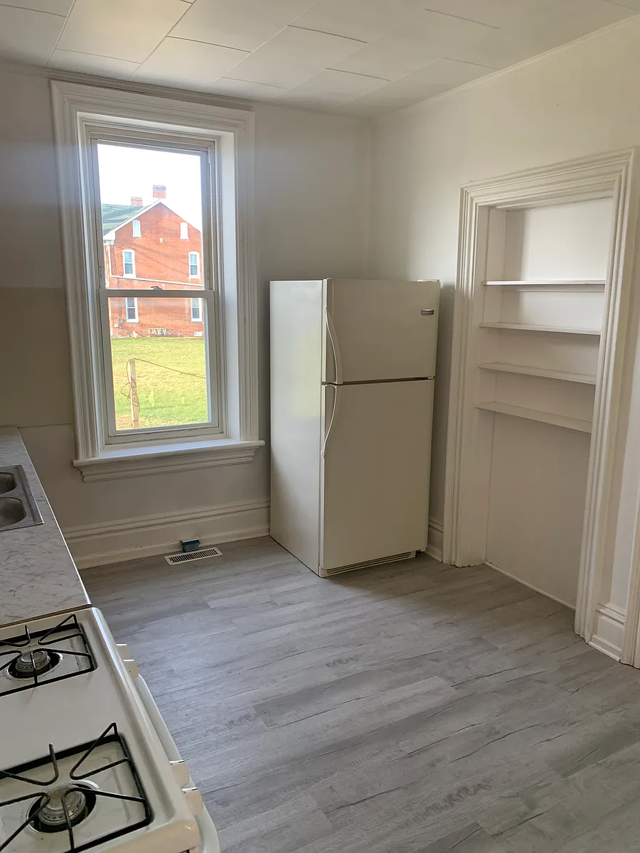 Building Photo - 587 Baltimore St #1