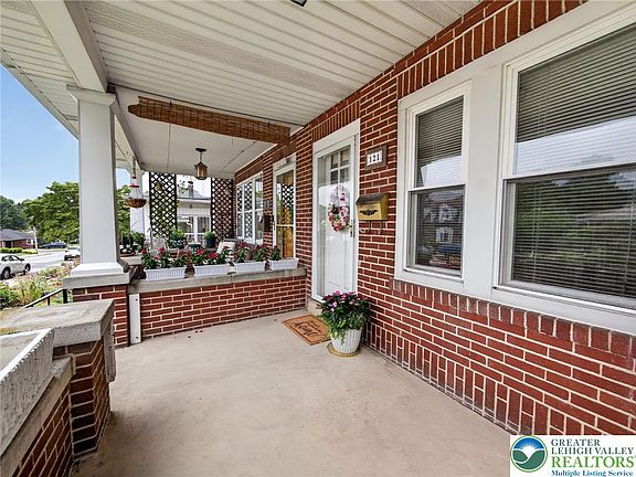 5th image of 121 E Elm St
