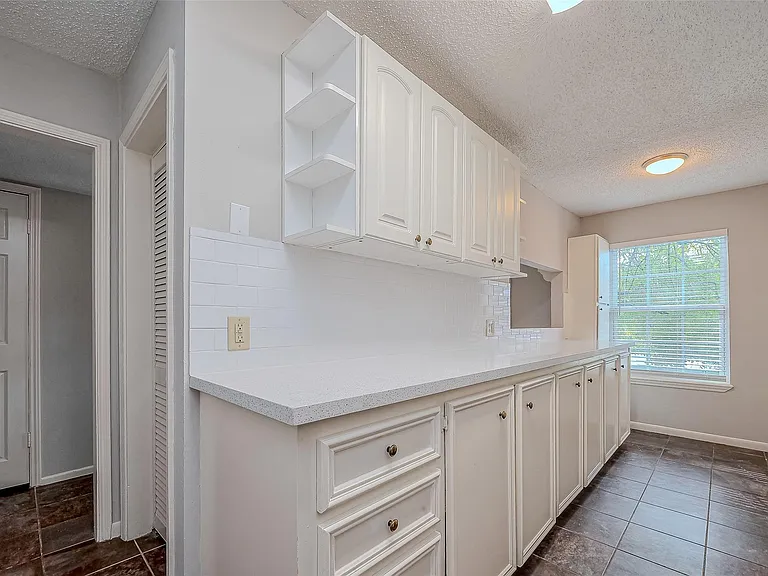 432 N Post Oak Ln — Photo 16