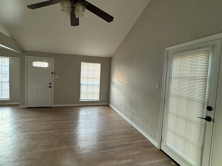 9502 Timberbluff Ct — Photo 11