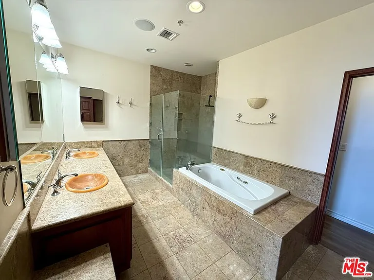 10827 Pacific View Dr — Photo 31