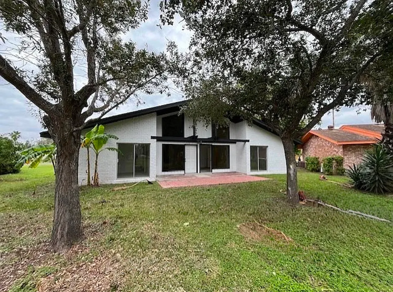 3 bed, 2300 sqft, $1,550 — Photo 2