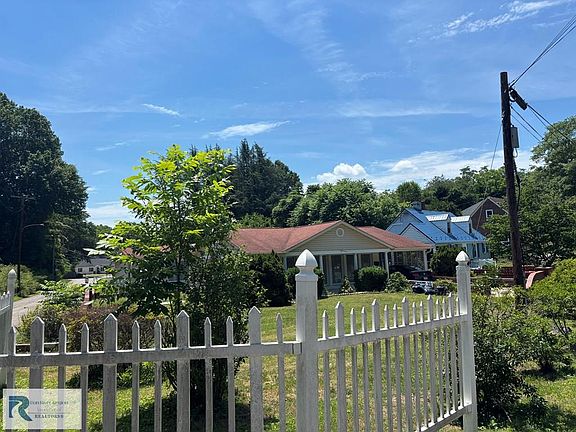 5th image of 812 Jefferson Cir