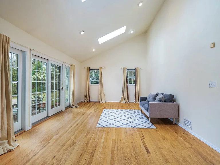 7 Susan Ct — Photo 4