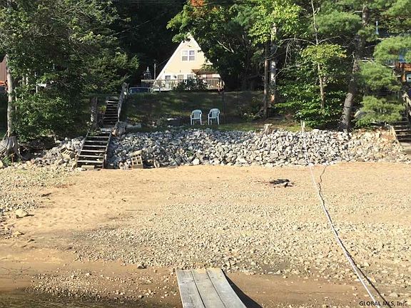 Two levels for relaxing - grass with shade or on the beach