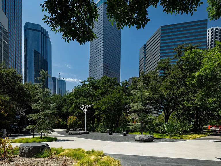 Just one block from Modera St. Paul in downtown Dallas, TX, Harwood Park offers 4+ acres of green space and two dog parks.