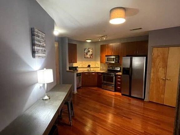 4th image of 898 Oak St #3423