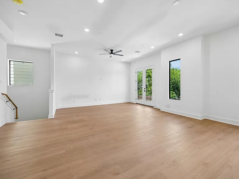1325 W 22nd St — Photo 12