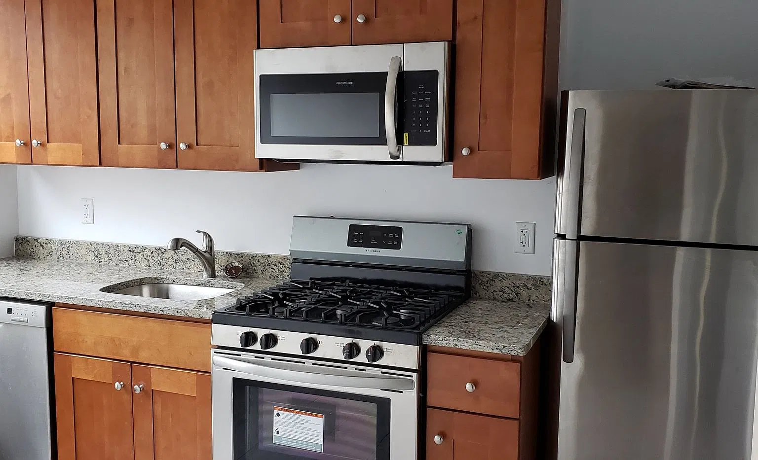 Stunning Brookline 6 bed with B and C line access and renovated kitchen! — Photo 2