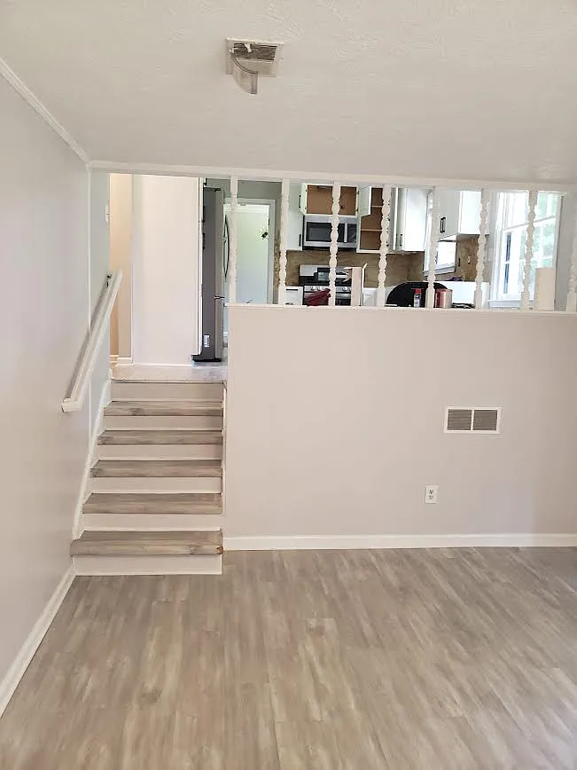 4 bed, 2.5 bath, 2075 sqft, $3,500 — Photo 2