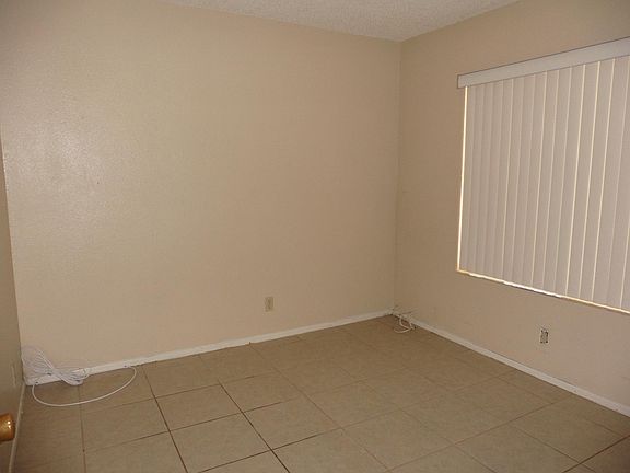 4th image of 4866 Woodlake Ave