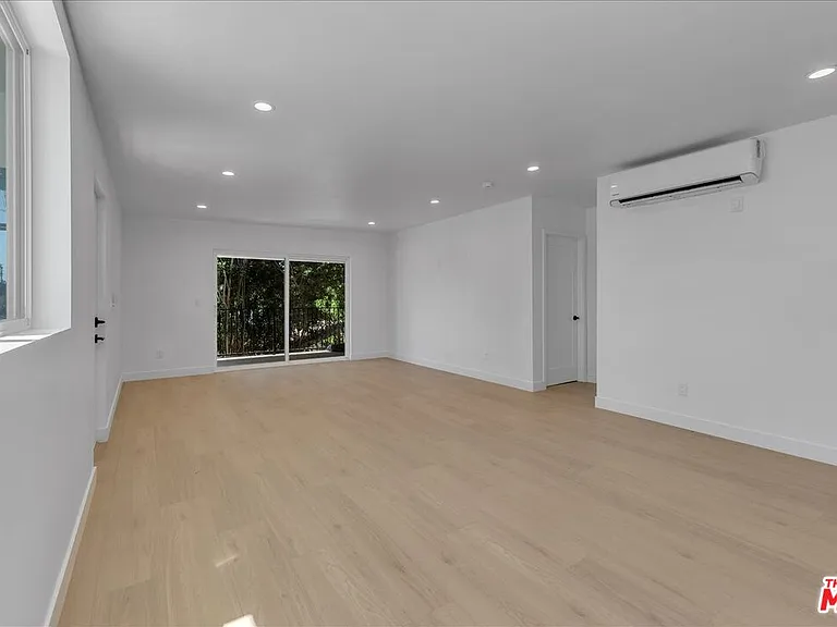 6913 1/2 Encino Ave #UPPER — Photo 14