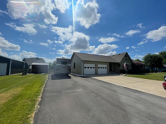 2nd image of 906 N Hamilton Dr