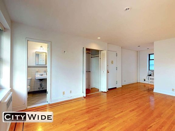 3rd image of 30 Charlton St APT 3A