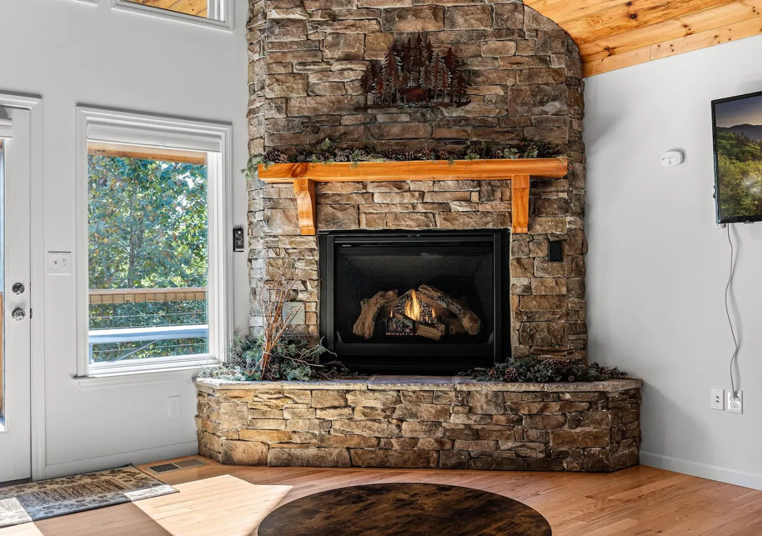 Luxury 3-King Cabin | Hot Tub & Game Room — Photo 4