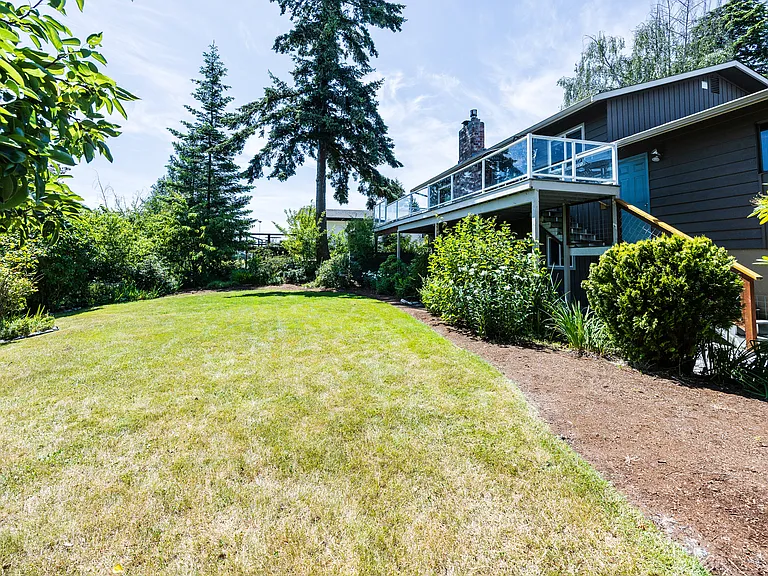 8142 Comox Rd — Photo 3