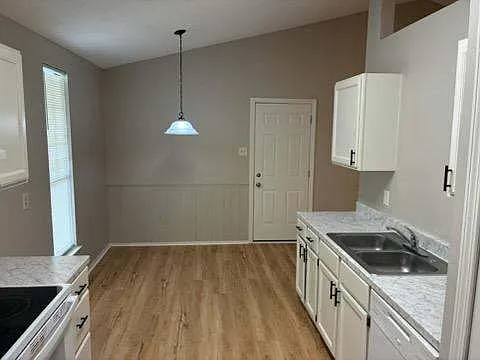5739 Ashridge Dr — Photo 9