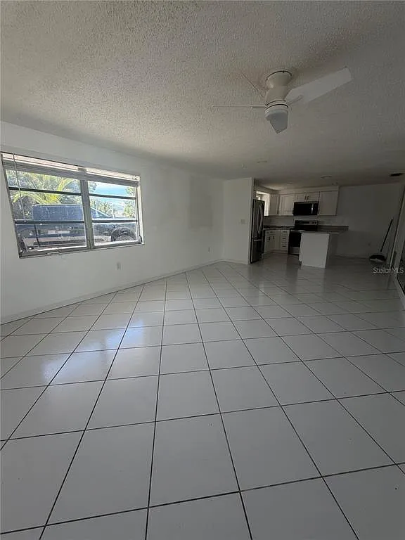3 bed, 2.0 bath, 2061 sqft, $2,600 — Photo 3