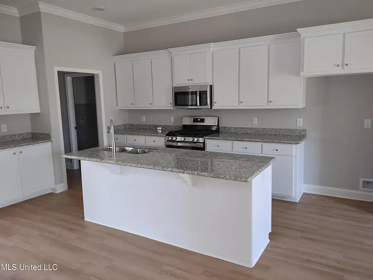 560 Silver Hill Dr — Photo 3
