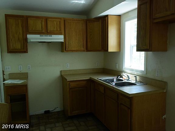3rd image of 122 N Aurora St