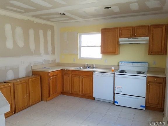3rd image of 45 Seymour Dr