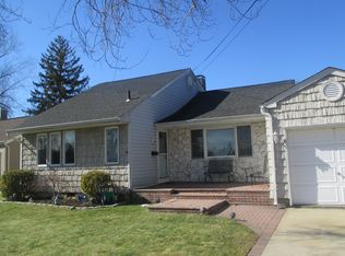 30 Gaulton Dr, North Babylon, NY 11703