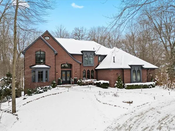 9050 Cascade Dr, South Lyon, MI 48178