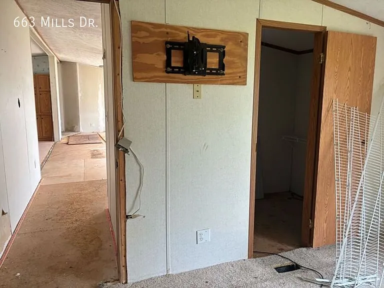 663 E Mills Dr — Photo 15