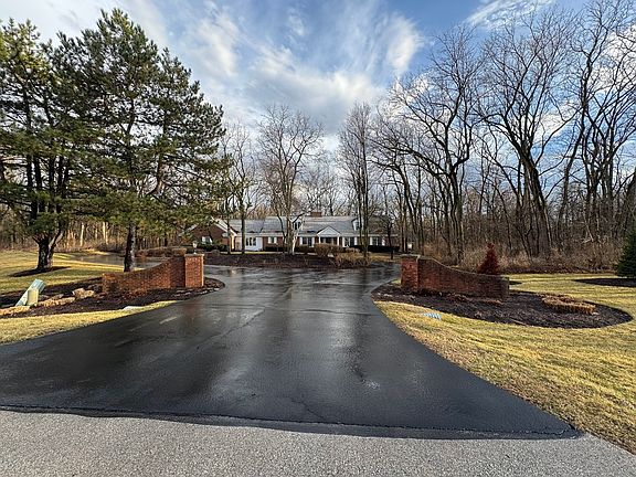 3rd image of 83 Oak Creek Dr