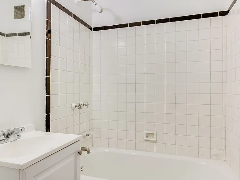 New Cadillac Square Apartments — Photo 13
