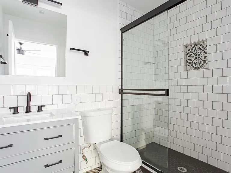 1158 W 37th St #5 — Photo 8